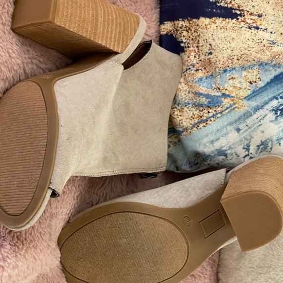 Faux Suede Slip on heel - Picture 2 of 2